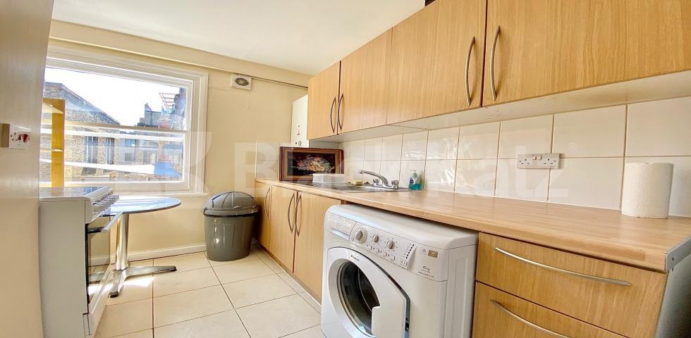 			VIRTUAL TOUR AVAILABLE!, 4 Bedroom, 1 bath, 1 reception Apartment			 Chapel Market, N1, ANGEL